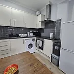 Shepherd\'S Bush Modern Flat