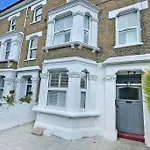 Shepherd\'S Bush Modern Flat